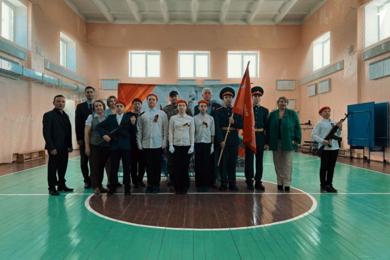 Знамя Победы по нашим улицам идёт.